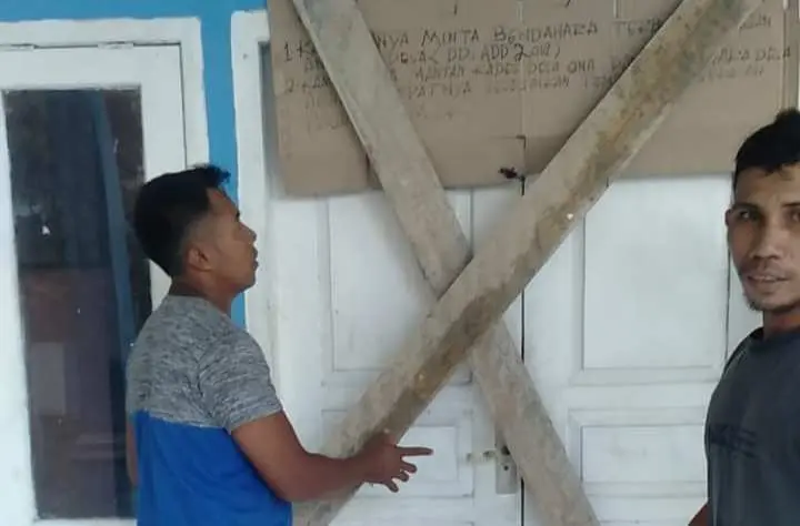 Warga Desa Ona Kab. Kepulauan Sula Palang Kantor Desa dan PAUD, Ada Apa?