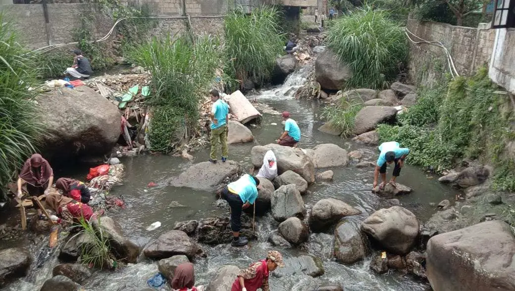 Banyak Sampah Kotori DAS Cisarua, Komunitas Pepeling Gelar Gerebeg Runtah